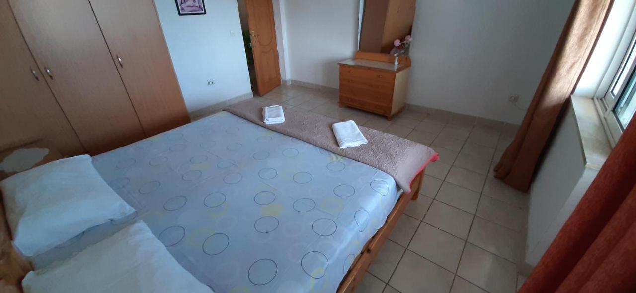 Guest House And Tavern Leo Sarande Bagian luar foto