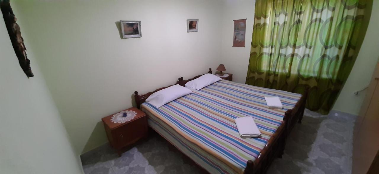 Guest House And Tavern Leo Sarande Ruang foto