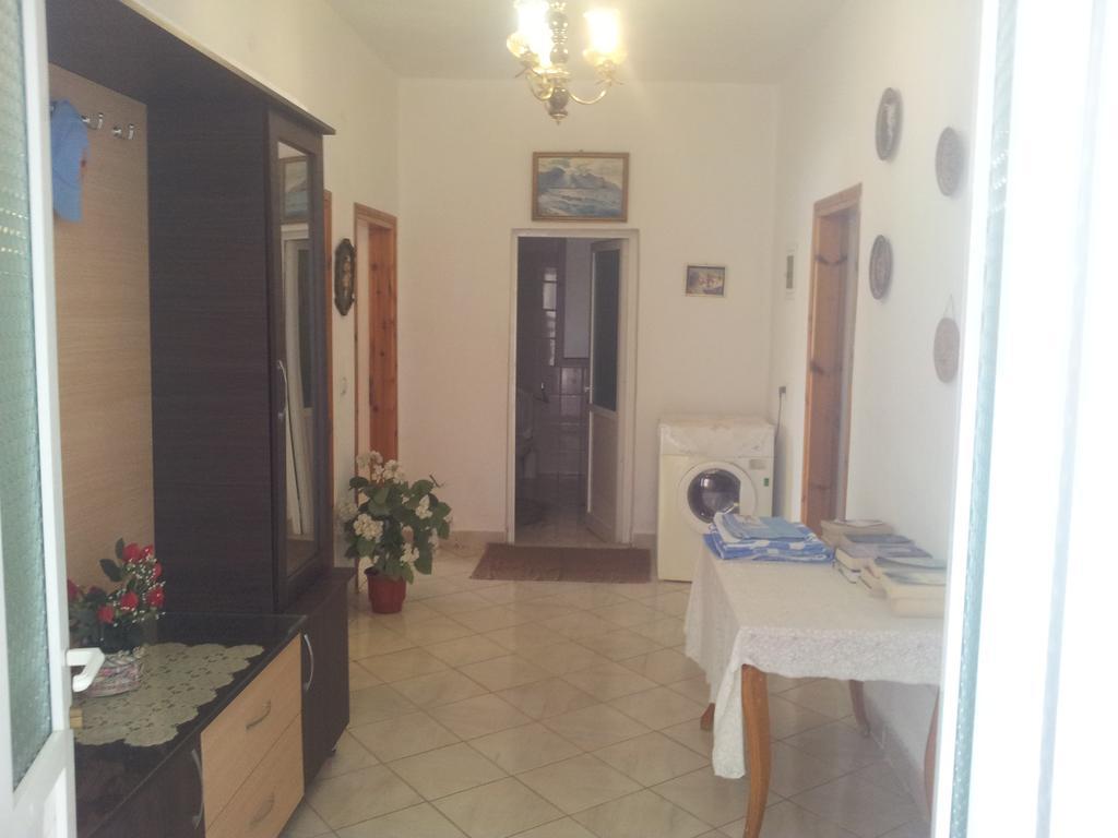 Guest House And Tavern Leo Sarande Bagian luar foto