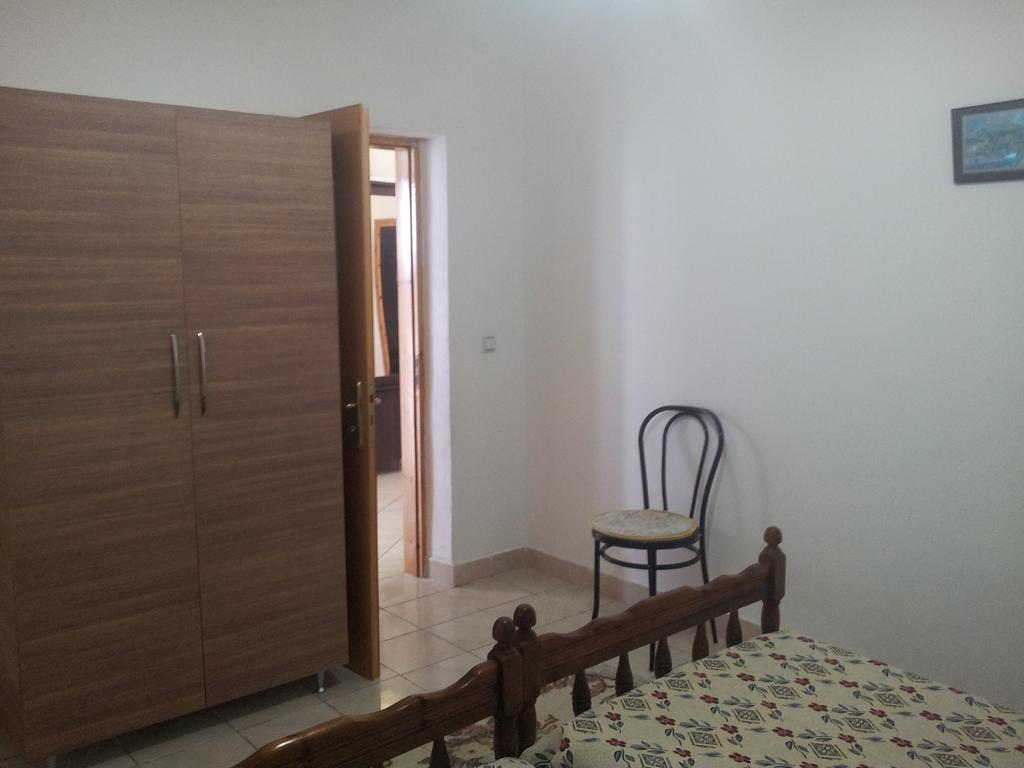 Guest House And Tavern Leo Sarande Bagian luar foto