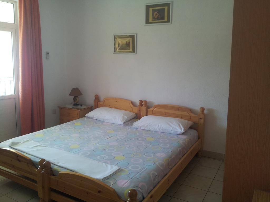 Guest House And Tavern Leo Sarande Bagian luar foto