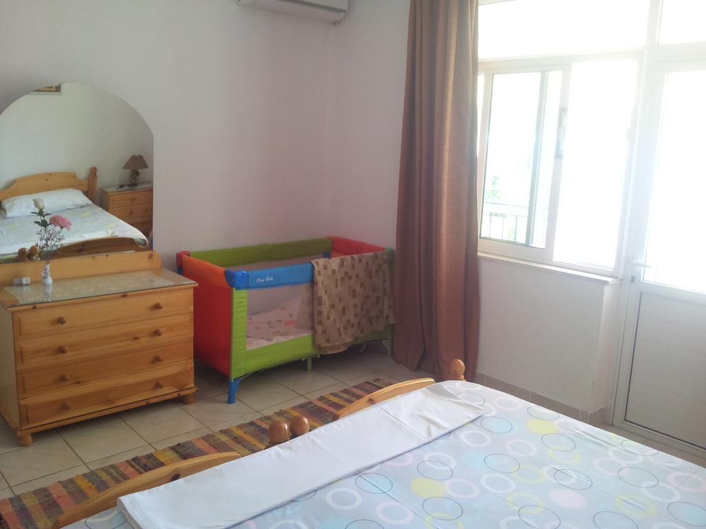 Guest House And Tavern Leo Sarande Bagian luar foto