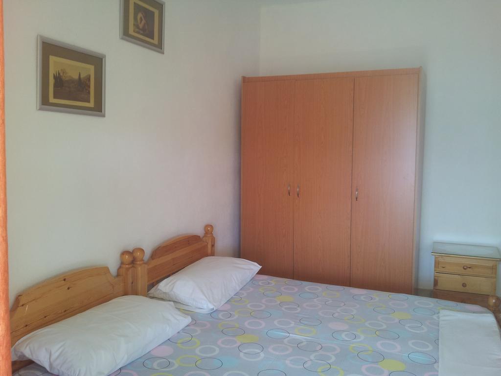 Guest House And Tavern Leo Sarande Bagian luar foto