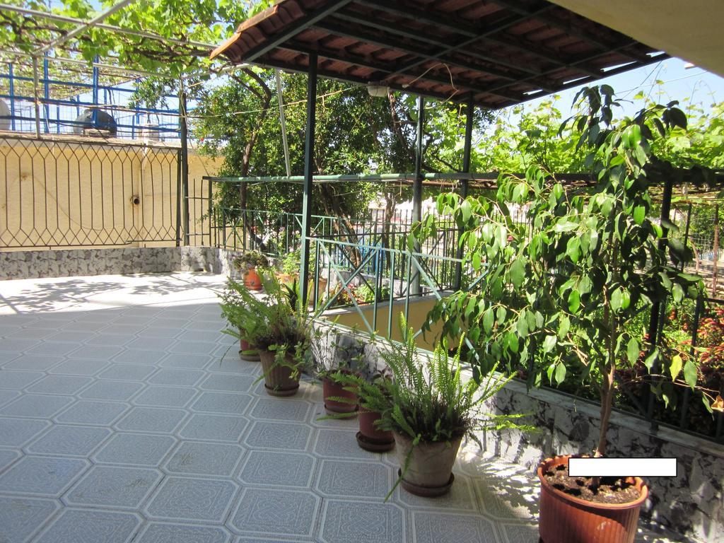 Guest House And Tavern Leo Sarande Bagian luar foto