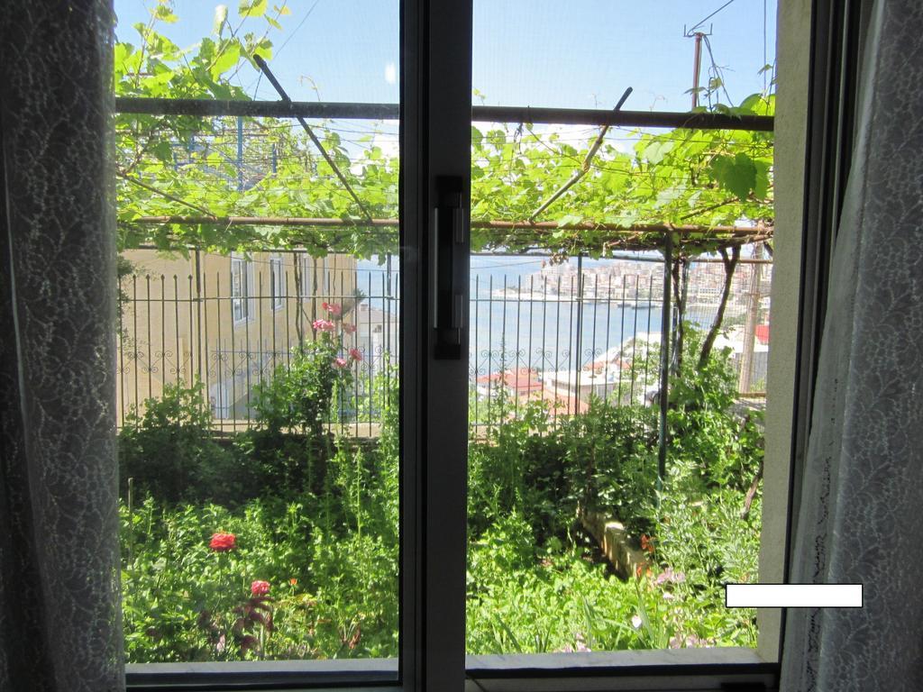 Guest House And Tavern Leo Sarande Bagian luar foto