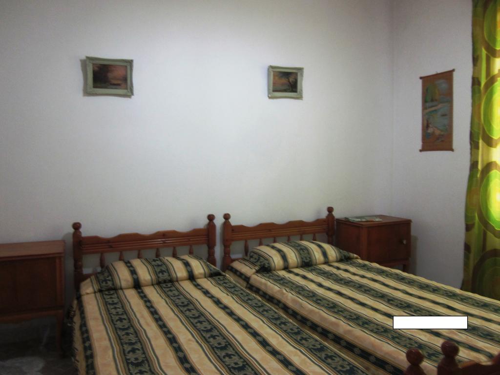 Guest House And Tavern Leo Sarande Bagian luar foto