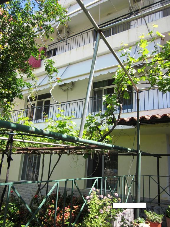 Guest House And Tavern Leo Sarande Bagian luar foto