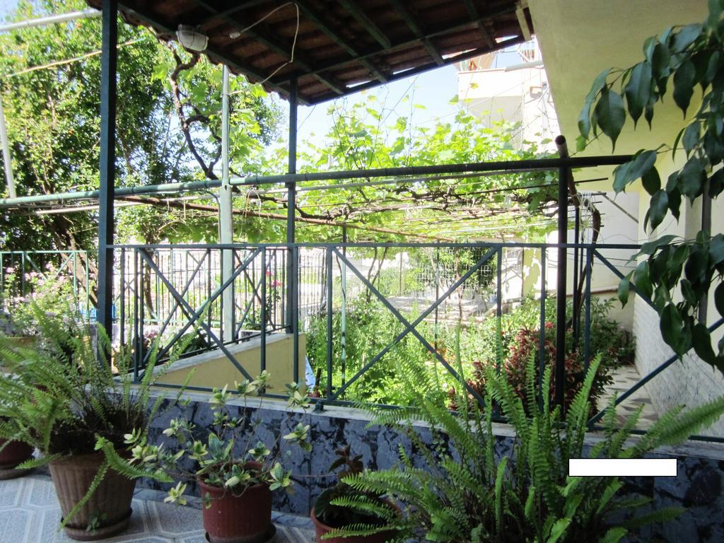 Guest House And Tavern Leo Sarande Bagian luar foto