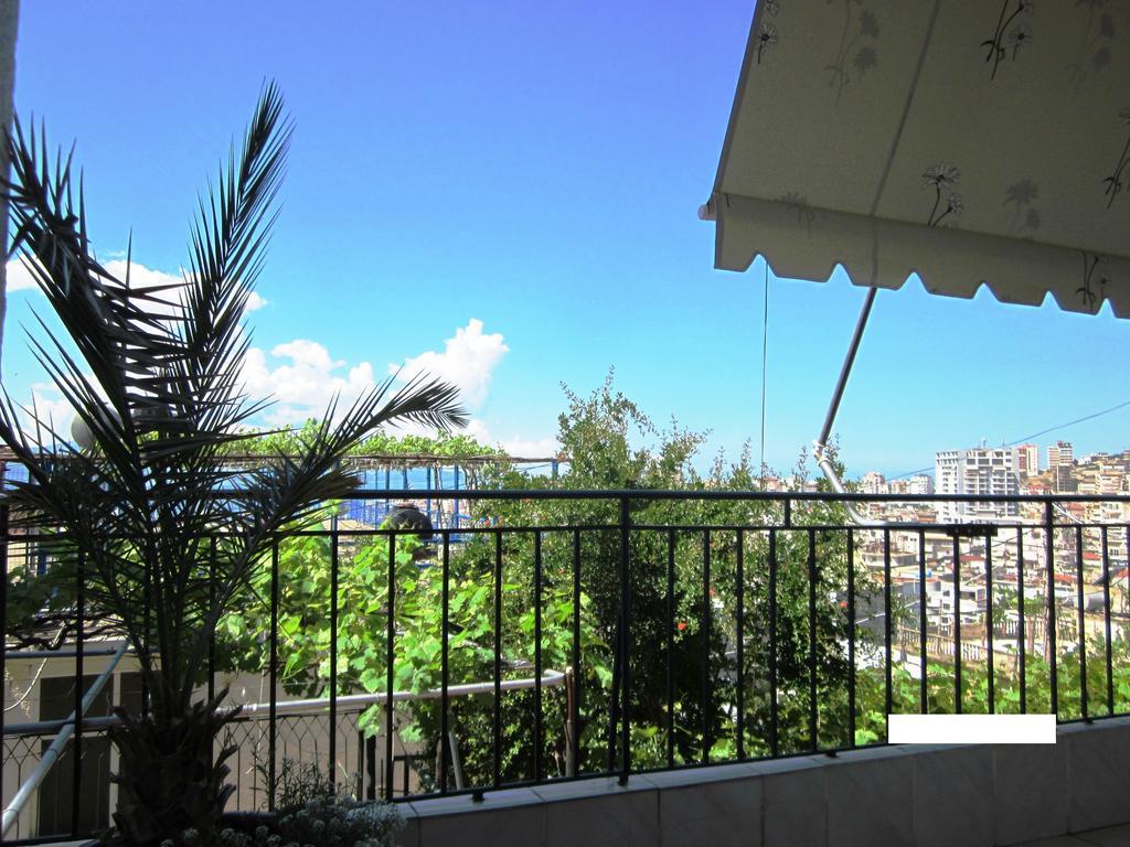 Guest House And Tavern Leo Sarande Bagian luar foto