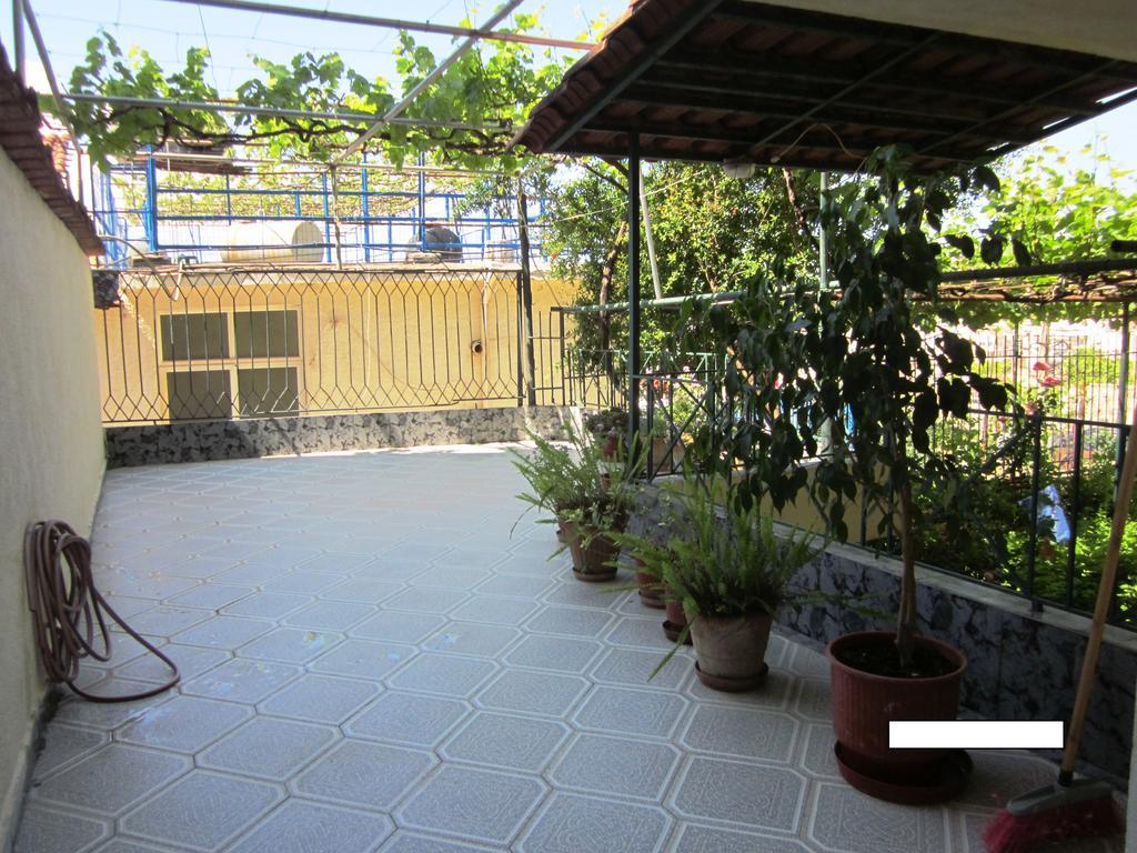 Guest House And Tavern Leo Sarande Bagian luar foto