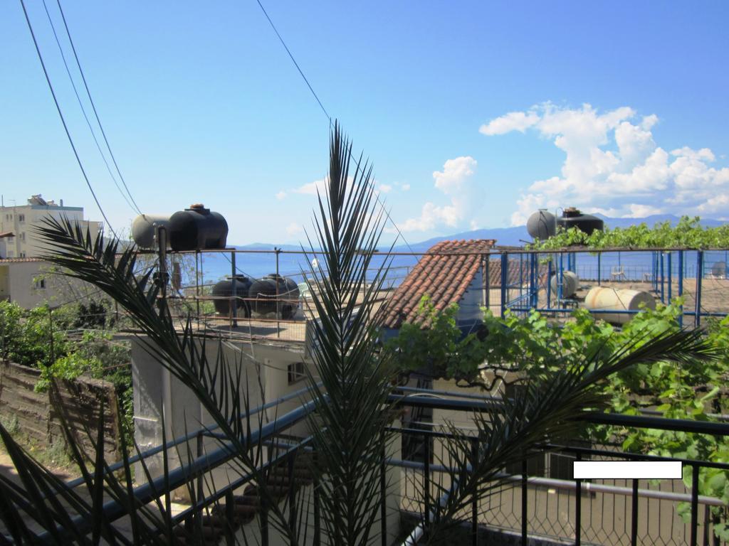 Guest House And Tavern Leo Sarande Bagian luar foto