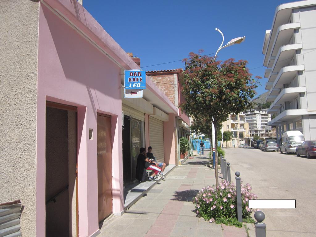 Guest House And Tavern Leo Sarande Bagian luar foto