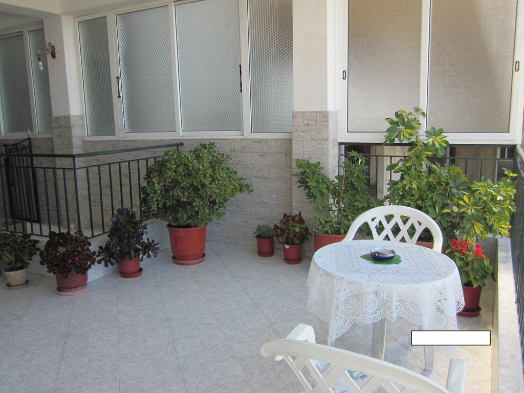 Guest House And Tavern Leo Sarande Bagian luar foto