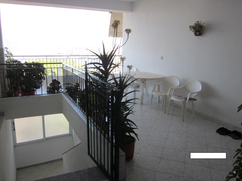 Guest House And Tavern Leo Sarande Bagian luar foto