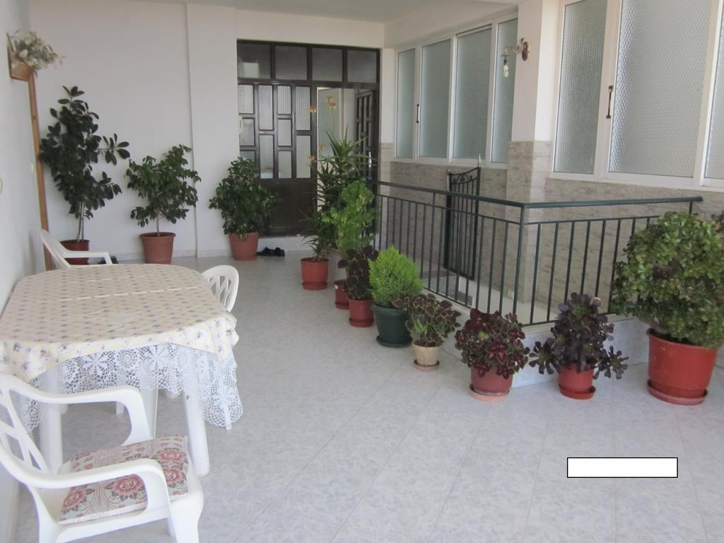 Guest House And Tavern Leo Sarande Bagian luar foto