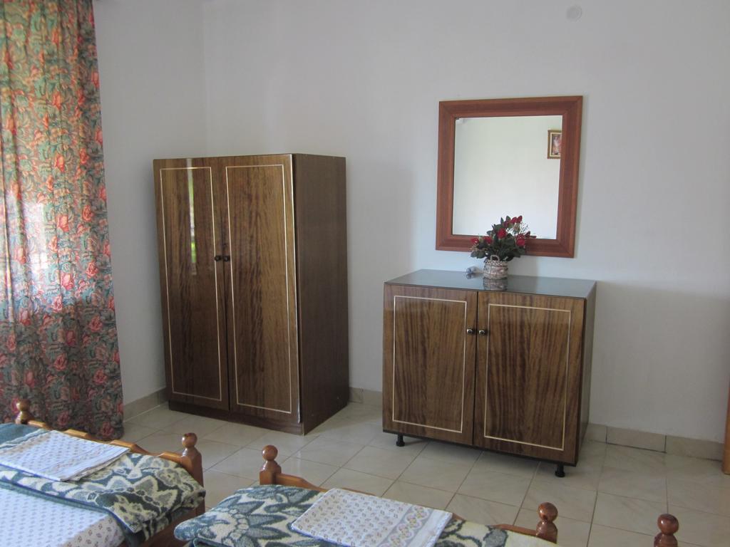 Guest House And Tavern Leo Sarande Bagian luar foto