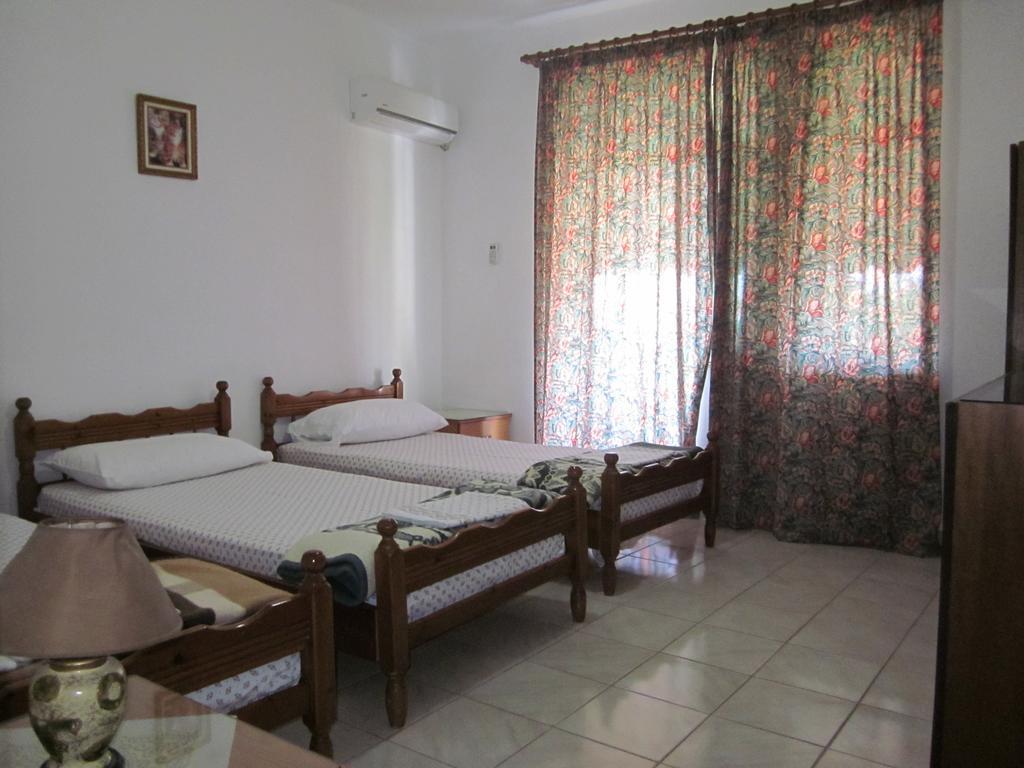 Guest House And Tavern Leo Sarande Bagian luar foto