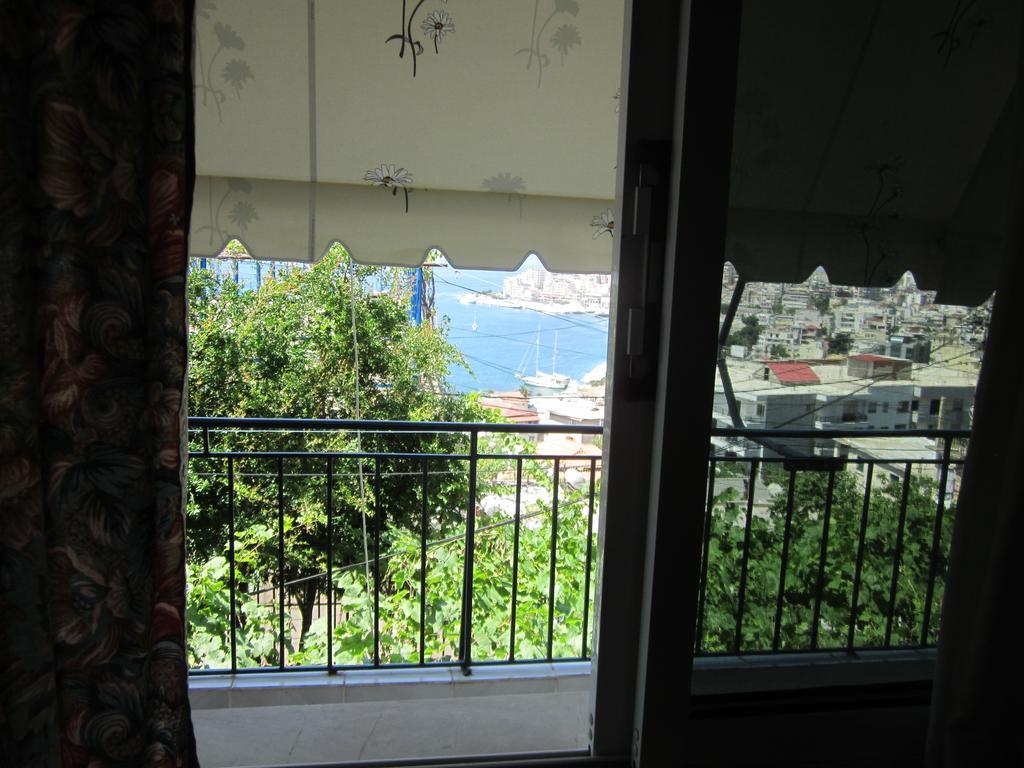 Guest House And Tavern Leo Sarande Bagian luar foto