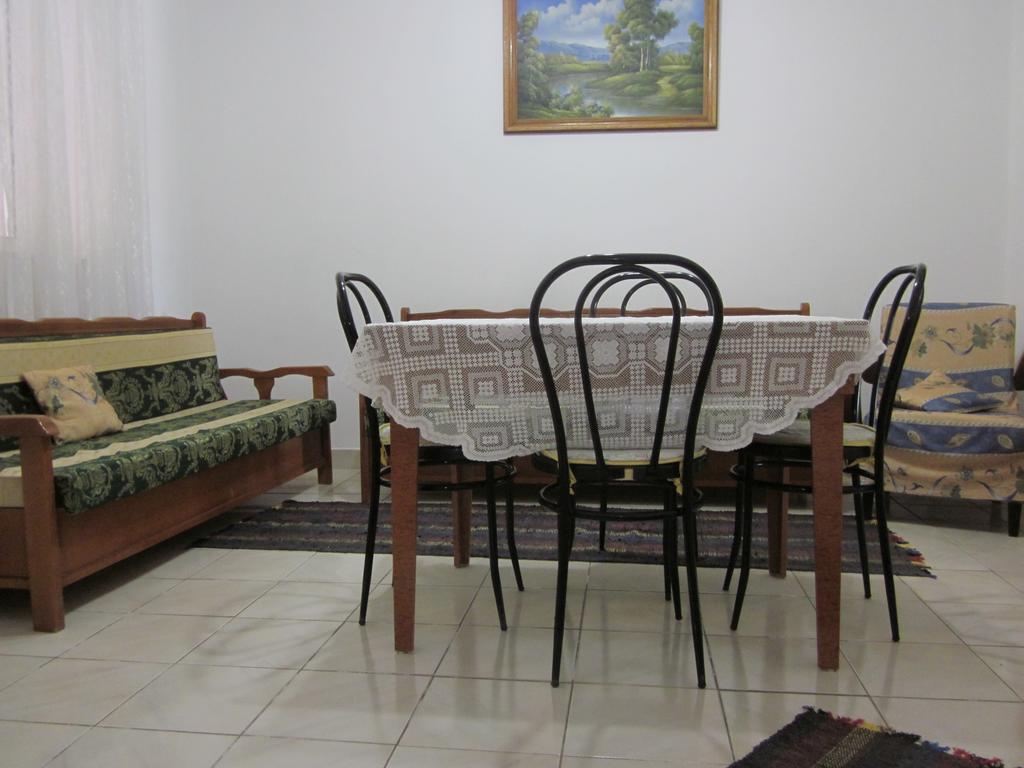 Guest House And Tavern Leo Sarande Bagian luar foto