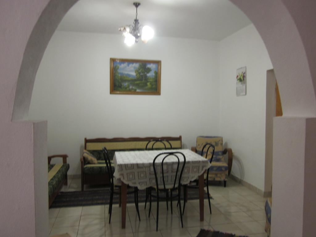 Guest House And Tavern Leo Sarande Bagian luar foto