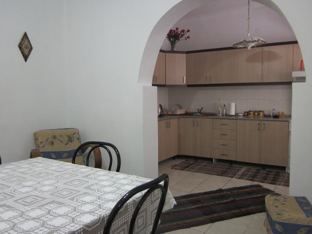 Guest House And Tavern Leo Sarande Bagian luar foto