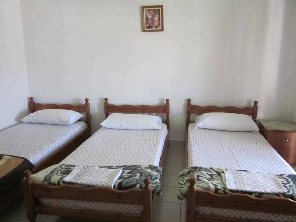 Guest House And Tavern Leo Sarande Bagian luar foto