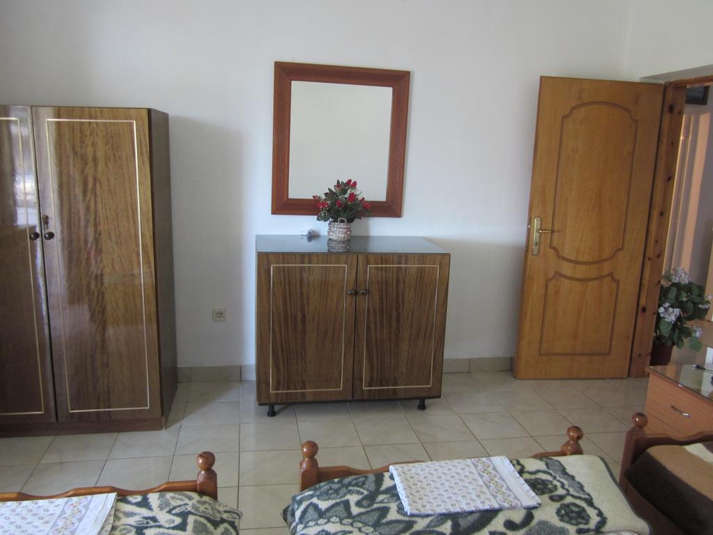 Guest House And Tavern Leo Sarande Bagian luar foto