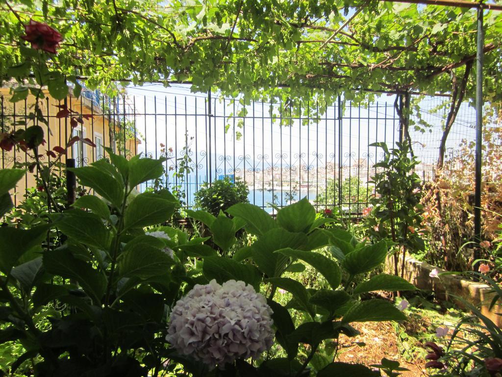 Guest House And Tavern Leo Sarande Bagian luar foto