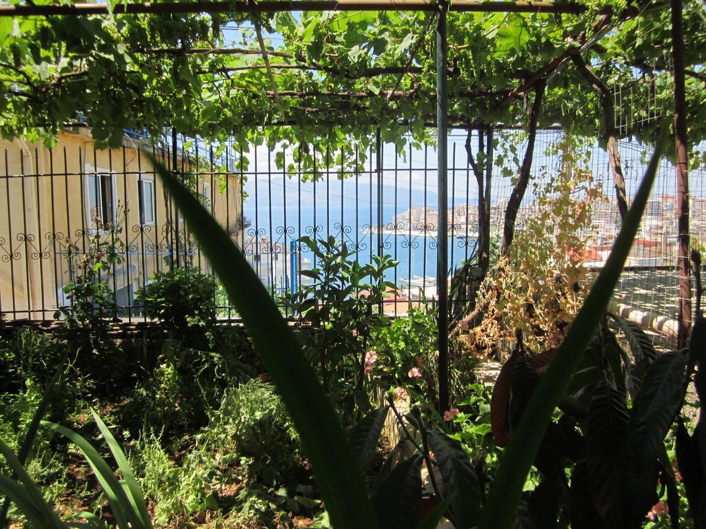 Guest House And Tavern Leo Sarande Bagian luar foto