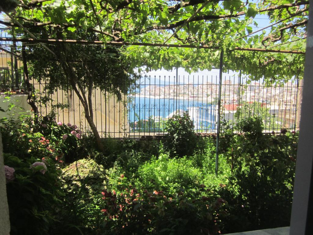 Guest House And Tavern Leo Sarande Bagian luar foto