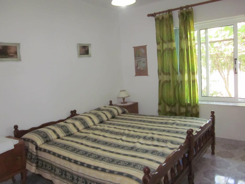 Guest House And Tavern Leo Sarande Bagian luar foto
