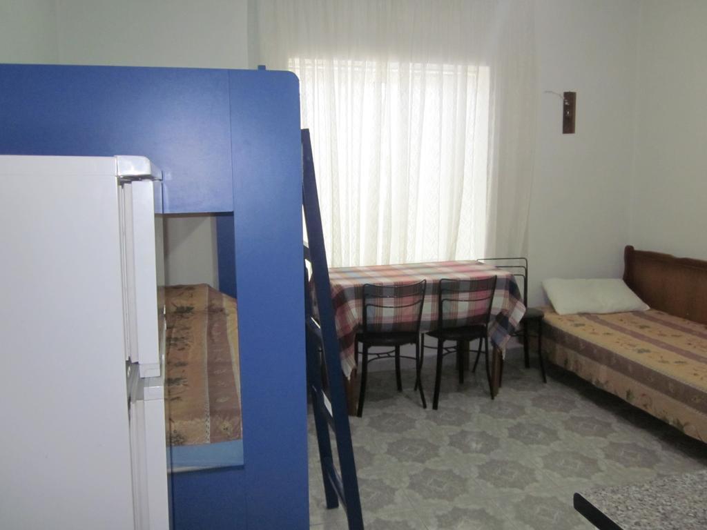 Guest House And Tavern Leo Sarande Bagian luar foto