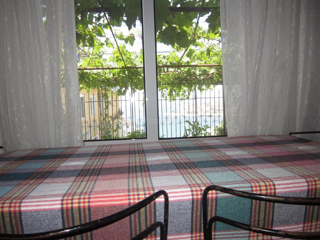 Guest House And Tavern Leo Sarande Bagian luar foto