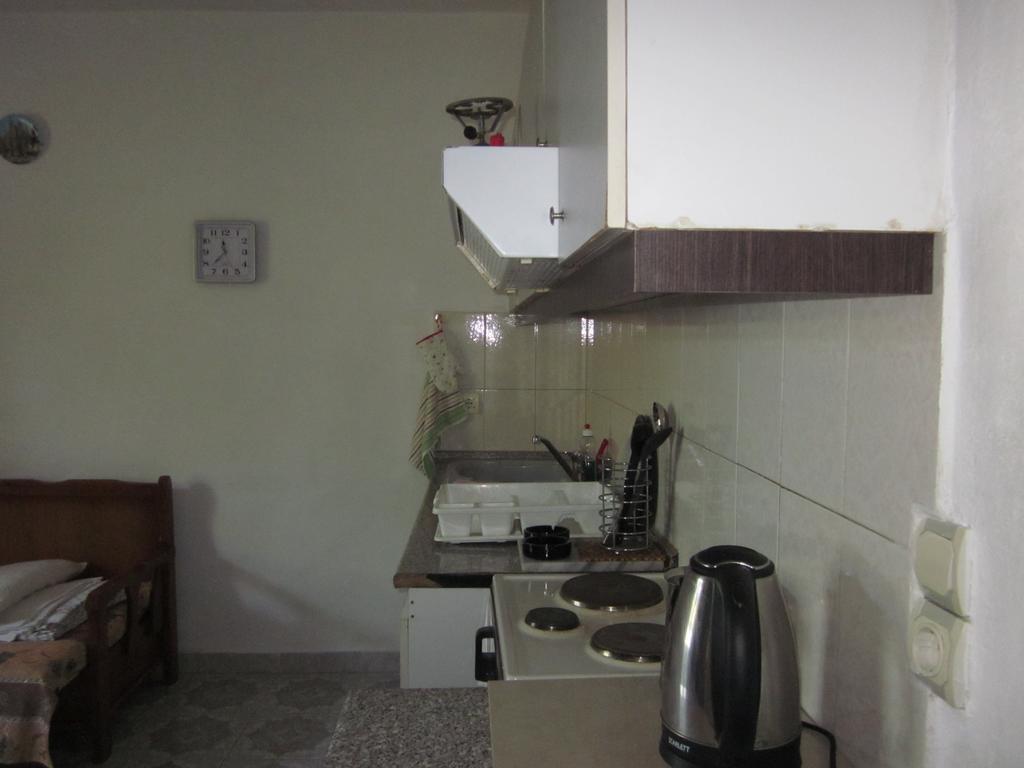 Guest House And Tavern Leo Sarande Bagian luar foto