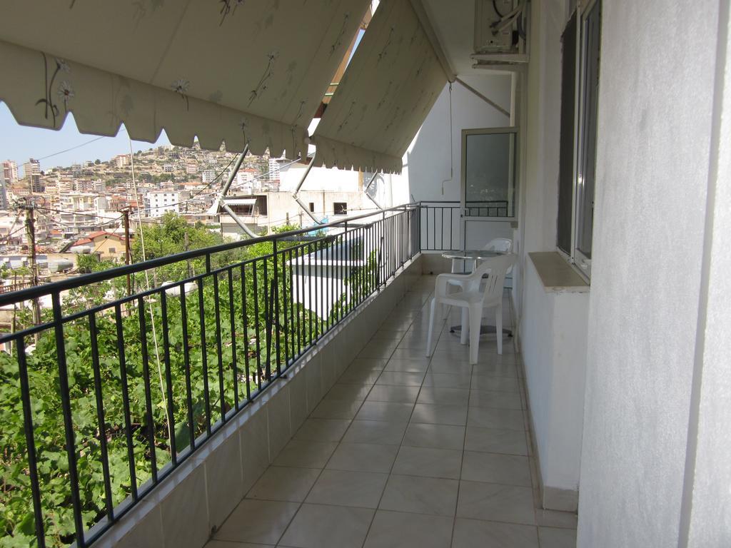 Guest House And Tavern Leo Sarande Bagian luar foto