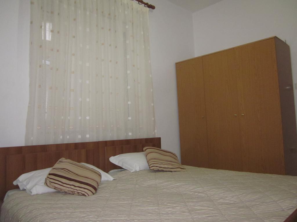Guest House And Tavern Leo Sarande Bagian luar foto