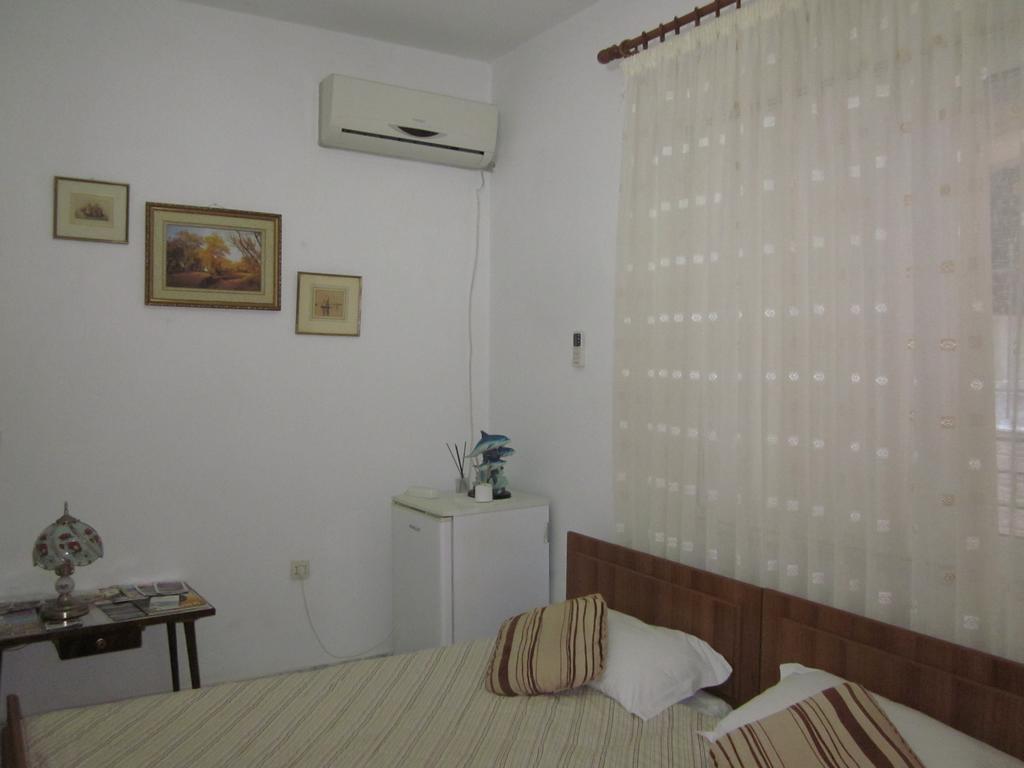Guest House And Tavern Leo Sarande Bagian luar foto